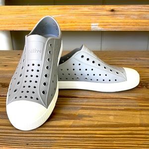 Native Jefferson Boys size J2 in excellent, used condition